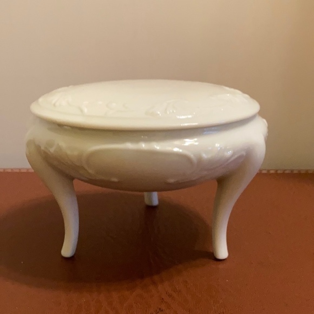 Elegant Japan white 3 legged lidded porcelain trinket dish